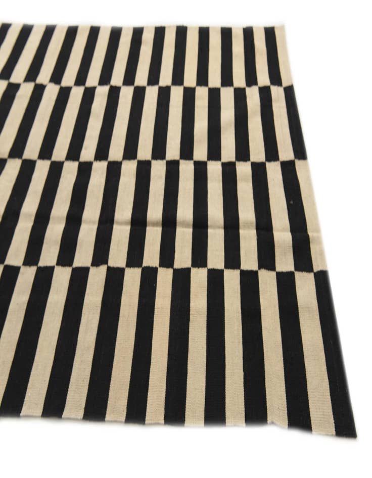 Detail image of  5' 6 x 7' 10  Hand Woven Kilim Modern Wool Rug