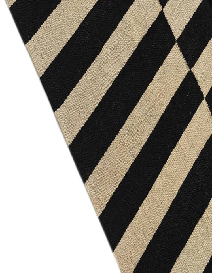 Detail image of  5' 6 x 7' 10  Hand Woven Kilim Modern Wool Rug