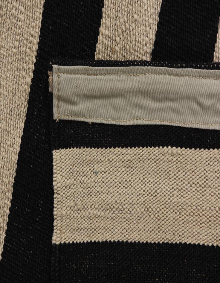 Detail image of  5' 9 x 7' 9  Hand Woven Kilim Modern Wool Rug