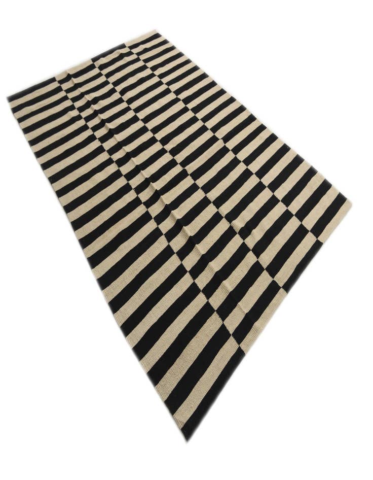 Detail image of  5' 6 x 7' 10  Hand Woven Kilim Modern Wool Rug