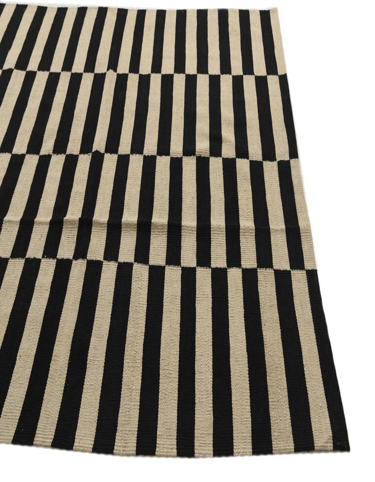 Detail image of  5' 6 x 7' 10  Hand Woven Kilim Modern Wool Rug