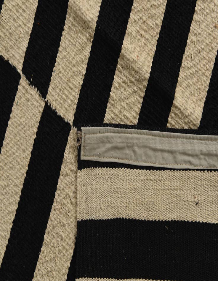 Detail image of  5' 6 x 7' 10  Hand Woven Kilim Modern Wool Rug