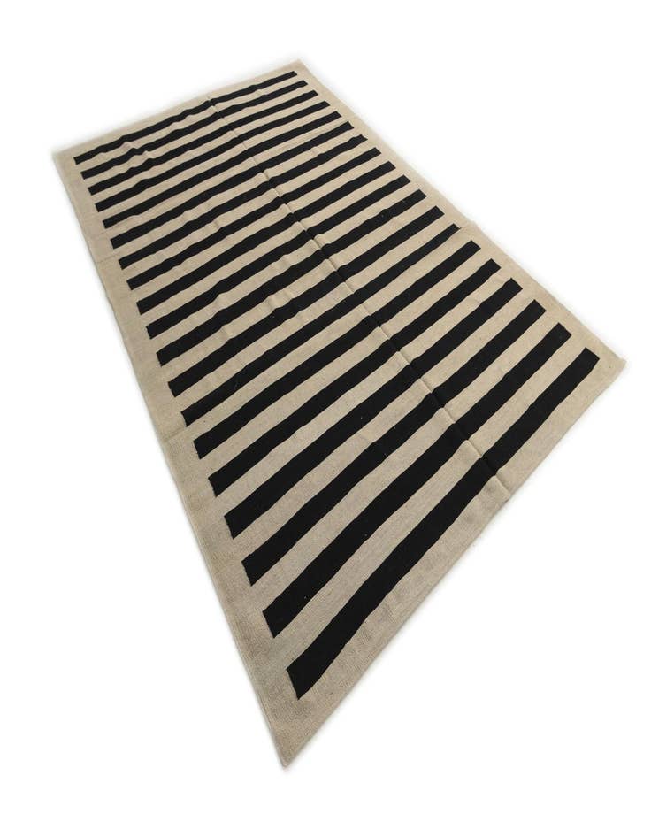 Detail image of  6' 8 x 9' 8  Hand Woven Kilim Modern Wool Rug