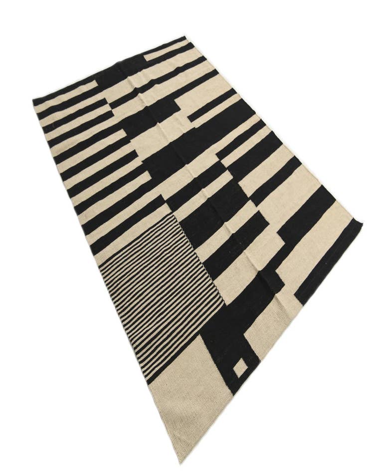 Detail image of  5' 2 x 6' 7  Hand Woven Kilim Modern Wool Rug