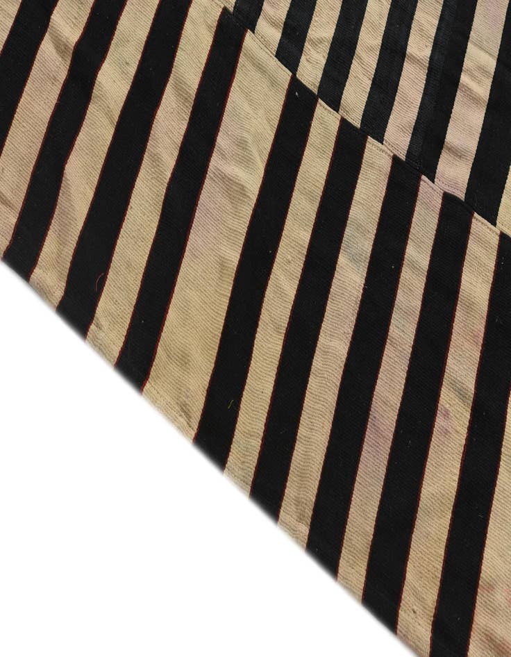 Detail image of  5' 6 x 7' 10  Hand Woven Kilim Modern Wool Rug