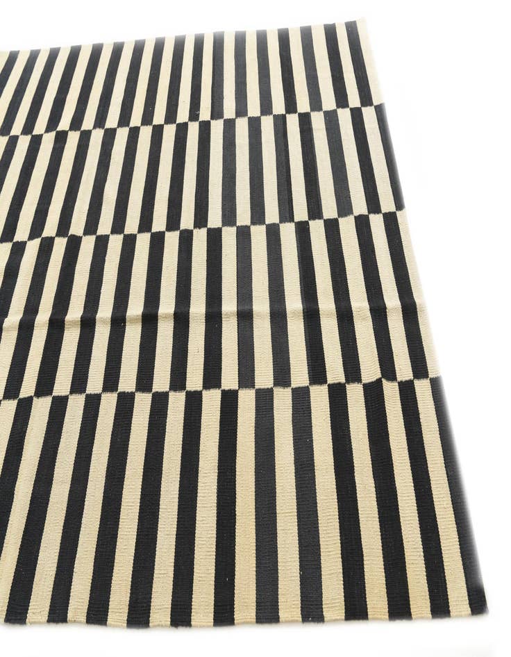 Detail image of  5' 9 x 7' 9  Hand Woven Kilim Modern Wool Rug