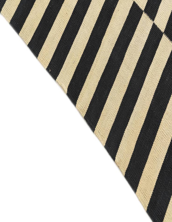 Detail image of  5' 9 x 7' 9  Hand Woven Kilim Modern Wool Rug