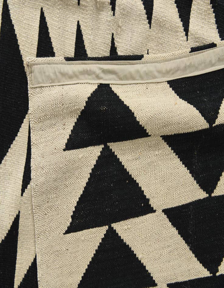 Detail image of  6' 9 x 9' 8  Hand Woven Kilim Modern Wool Rug