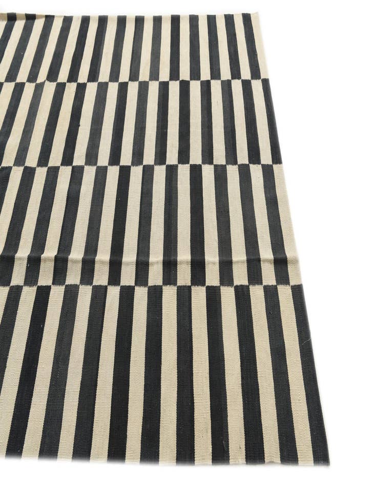 Detail image of  5' 4 x 7' 8  Hand Woven Kilim Modern Wool Rug