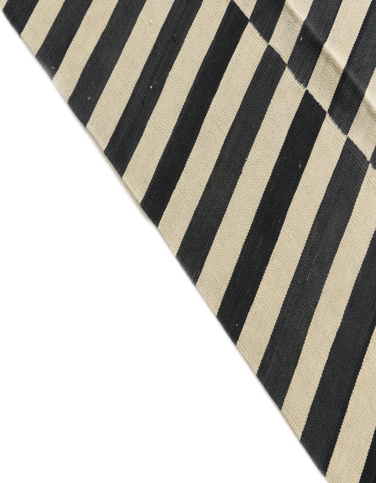 Detail image of  5' 4 x 7' 8  Hand Woven Kilim Modern Wool Rug