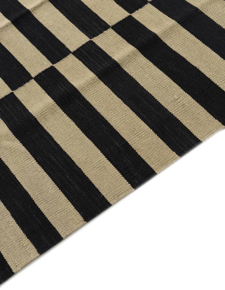 Detail image of  4' 2 x 5' 9  Hand Woven Kilim Modern Wool Rug