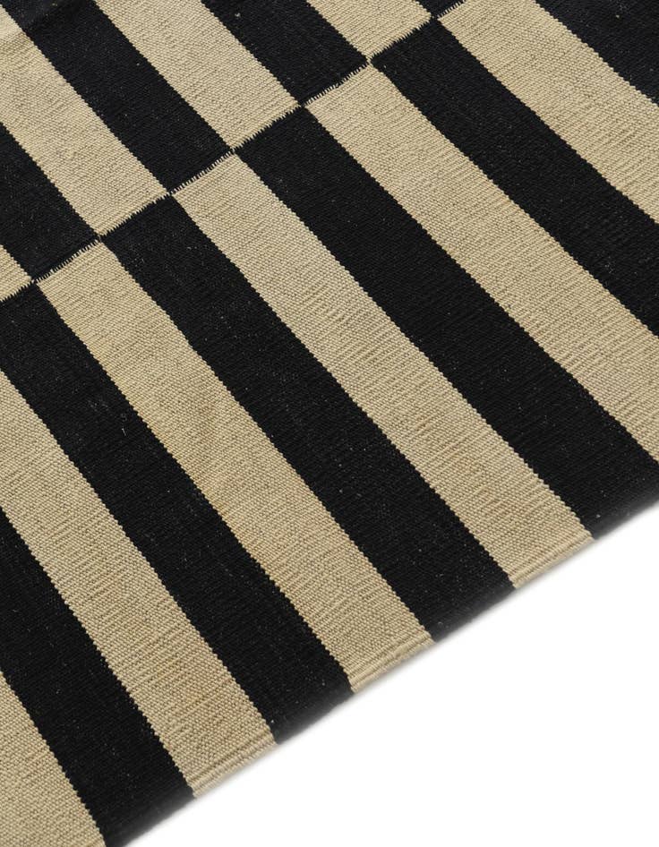 Detail image of  4' 3 x 5' 11  Hand Woven Kilim Modern Wool Rug