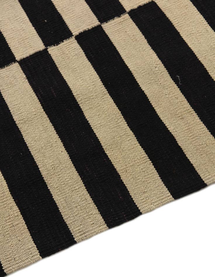 Detail image of  4' 3 x 6'  Hand Woven Kilim Modern Wool Rug