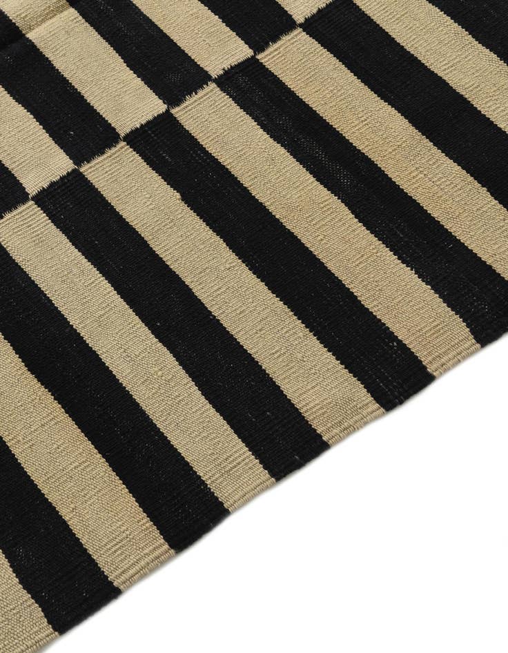 Detail image of  4' 3 x 6'  Hand Woven Kilim Modern Wool Rug