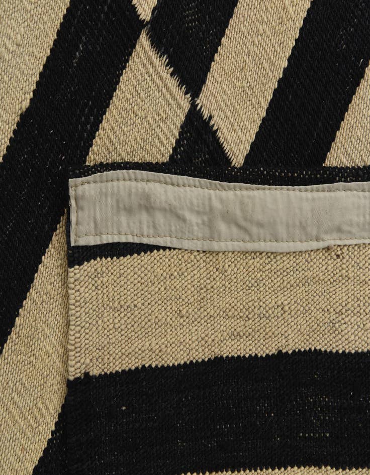 Detail image of  4' 3 x 6'  Hand Woven Kilim Modern Wool Rug