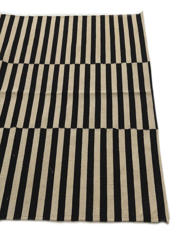 Detail image of  4' 1 x 5' 10  Hand Woven Kilim Modern Wool Rug