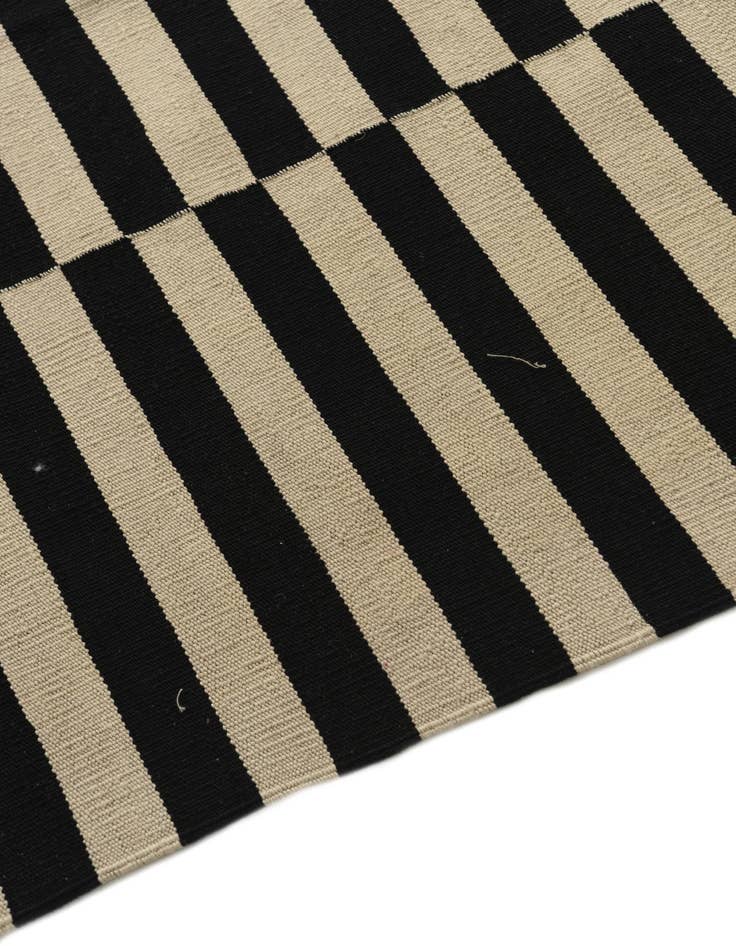 Detail image of  4' 1 x 5' 10  Hand Woven Kilim Modern Wool Rug