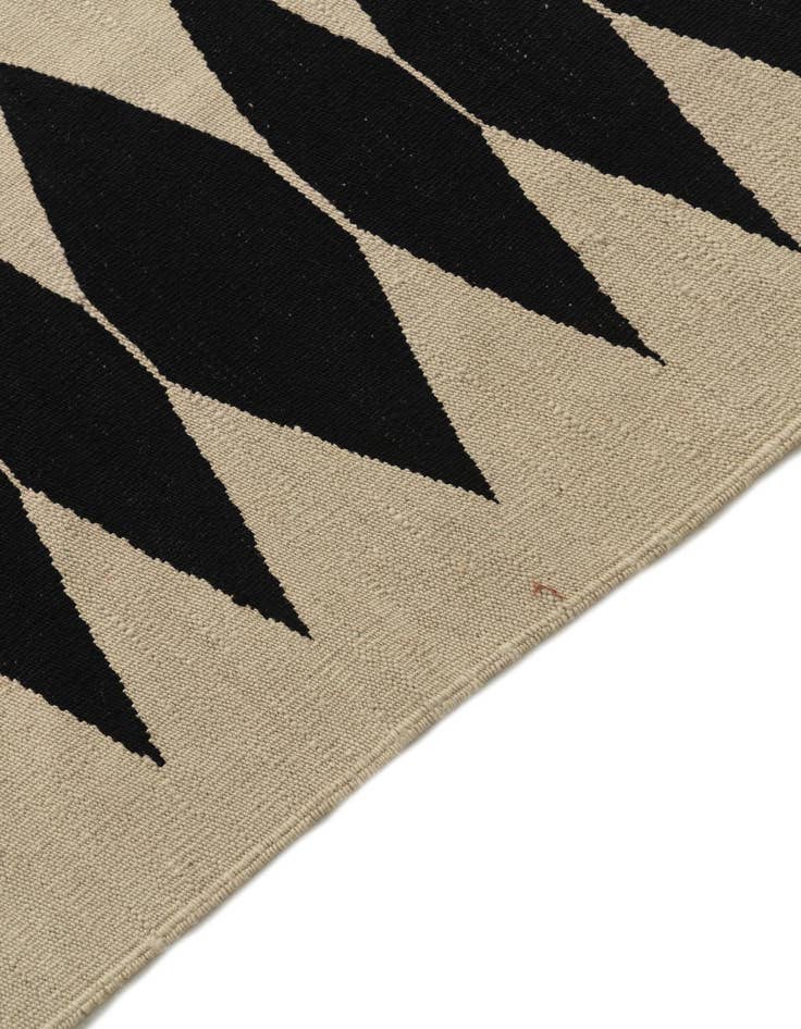 Detail image of  5' 6 x 7' 5  Hand Woven Kilim Modern Wool Rug