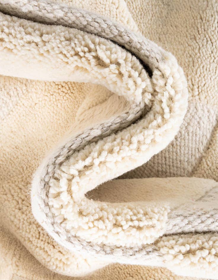 Detail image of  5' 1 x 8'  Hand Woven Lattice Wool Rug