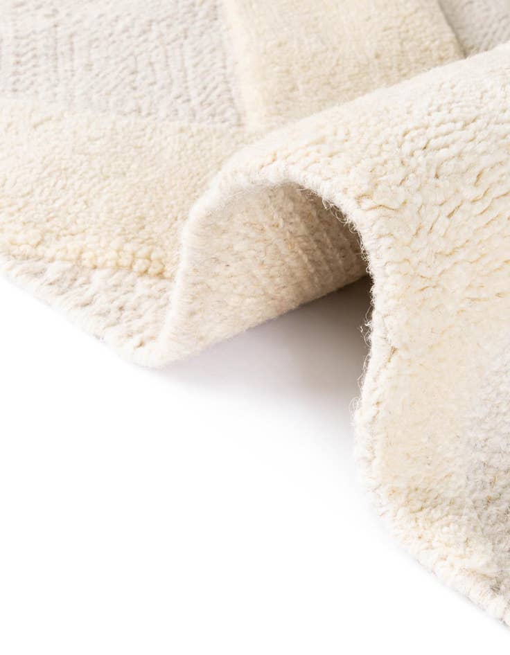 Detail image of  5' 1 x 8'  Hand Woven Lattice Wool Rug