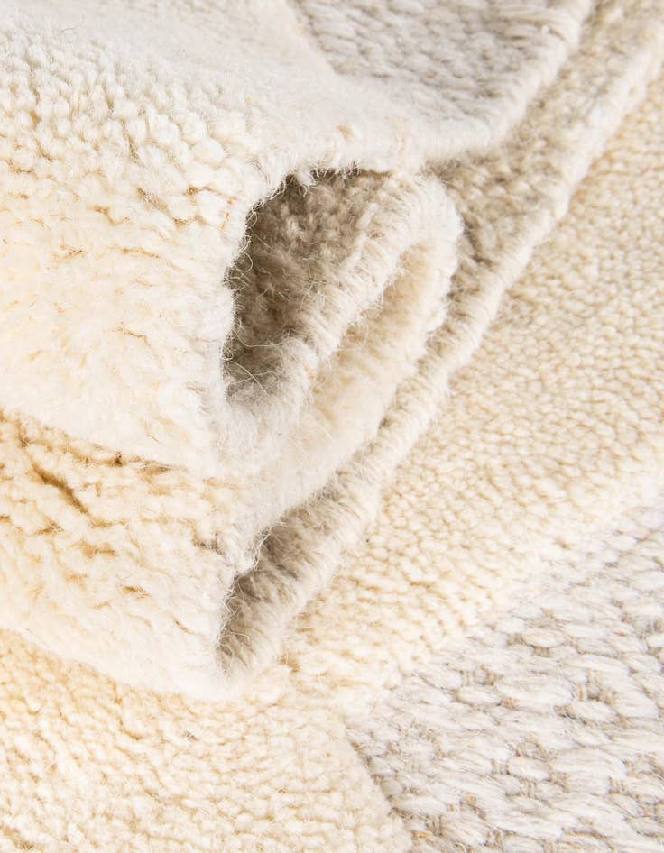 Detail image of  5' 1 x 8'  Hand Woven Lattice Wool Rug