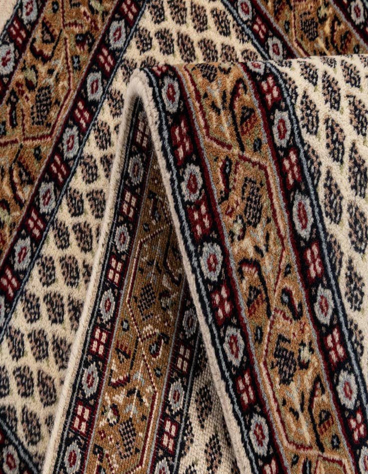 Detail image of  2' 5 x 4' 8  Hand Knotted Mir Wool Rug