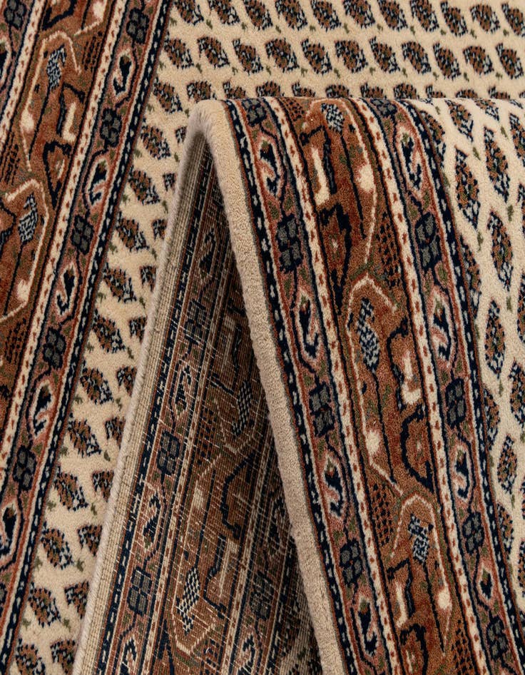 Detail image of  4' 1 x 5' 10  Hand Knotted Mir Wool Rug