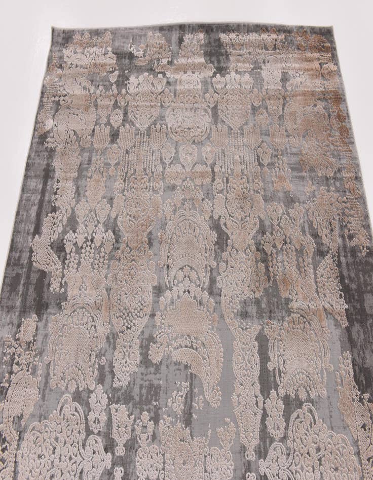 Detail image of  5' x 7' 8 Modern Classical Rug
