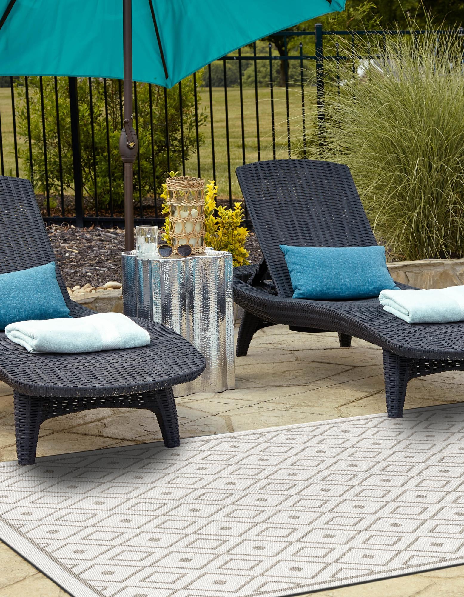 Ivory 4' x 6' Lattice Indoor / Outdoor Rug | Rugs.com