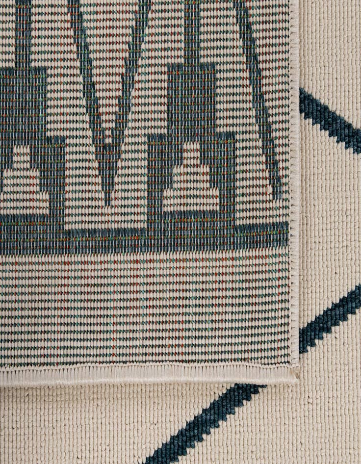 Detail image of  5' 2 x 7' 9  Washable Modern Indoor / Outdoor Rug