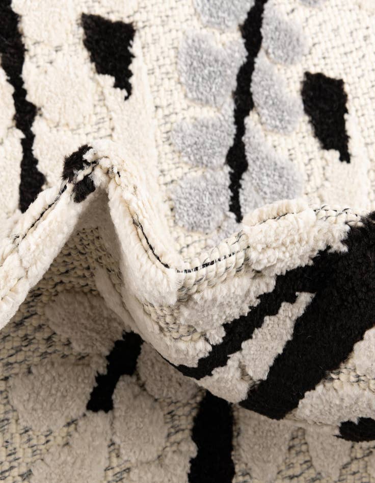 Detail image of  5' 3 x 7' 7  Washable  Indoor / Outdoor Rug