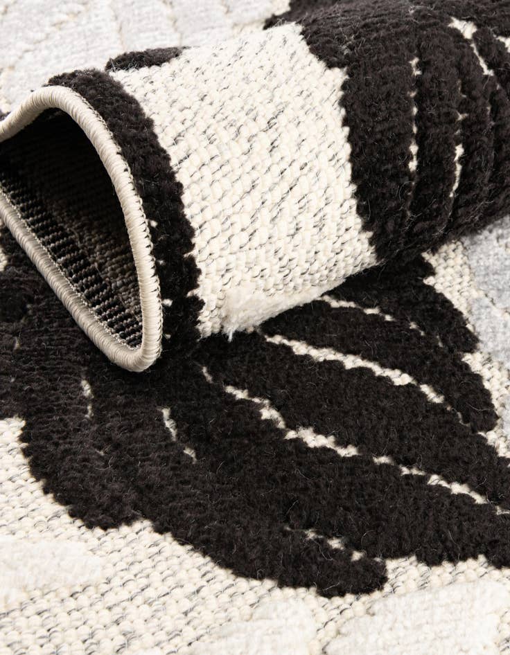 Detail image of  5' 3 x 7' 7  Washable  Indoor / Outdoor Rug