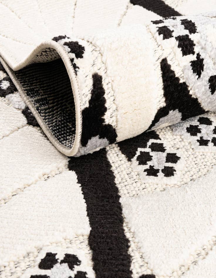 Detail image of  5' 3 x 7' 7  Washable  Indoor / Outdoor Rug