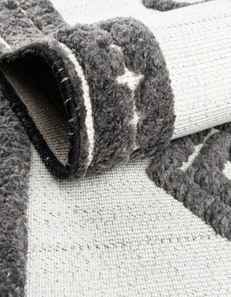 Detail image of  5' 3 x 7' 7  Washable  Indoor / Outdoor Rug