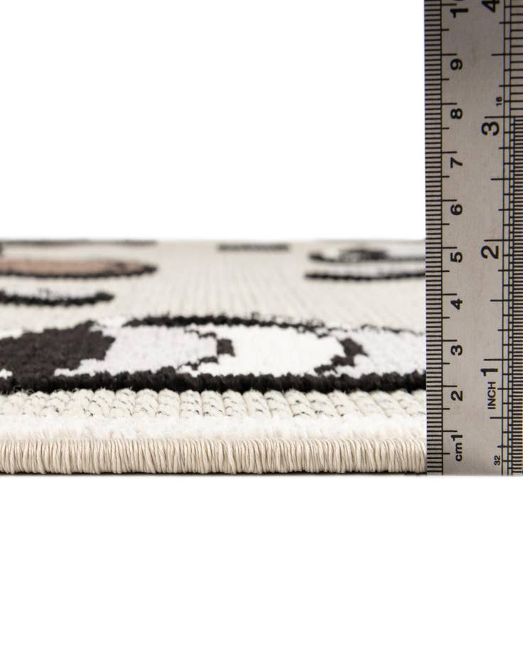 Detail image of  5' x 7' 7  Washable  Indoor / Outdoor Rug