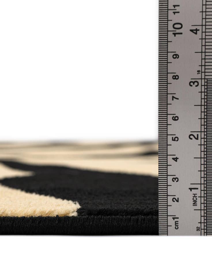 Detail image of  5' 3 x 8' Savannah Rug