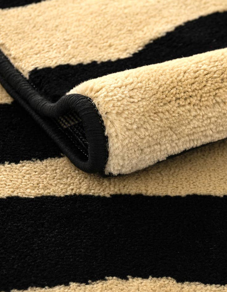 Detail image of  5' 3 x 8' Savannah Rug