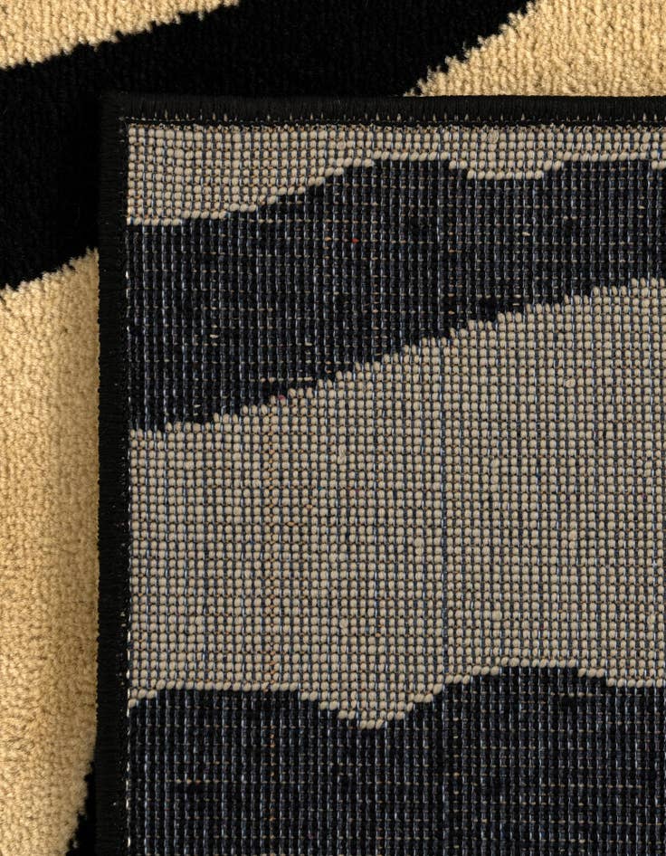 Detail image of  5' 3 x 8' Savannah Rug