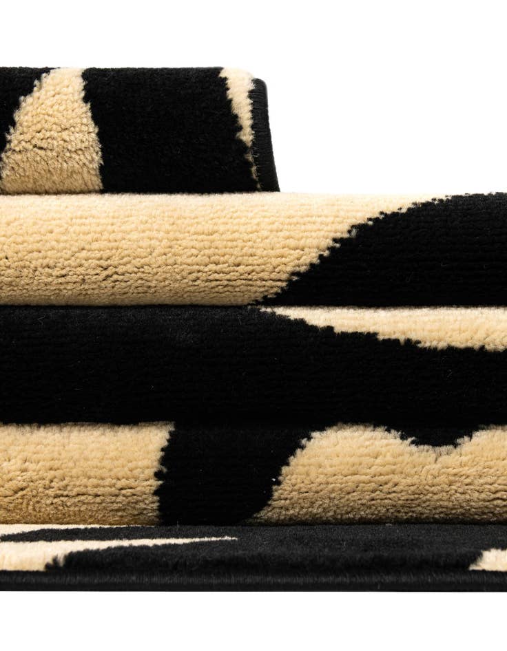 Detail image of  5' 3 x 8' Savannah Rug