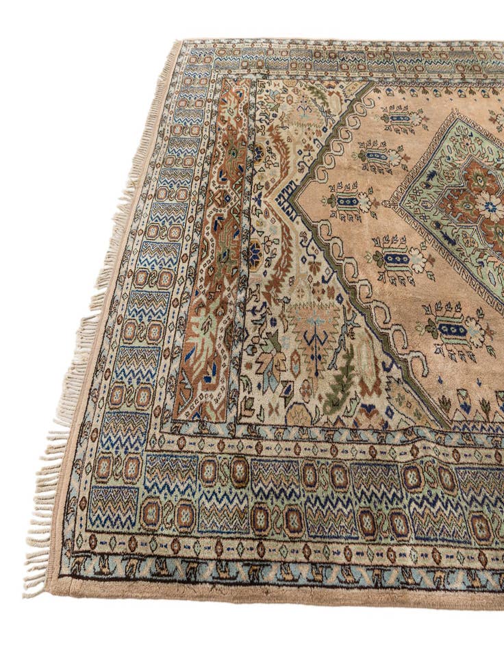 Detail image of  7' 4 x 9' 10  Hand Knotted Shiraz Wool Rug