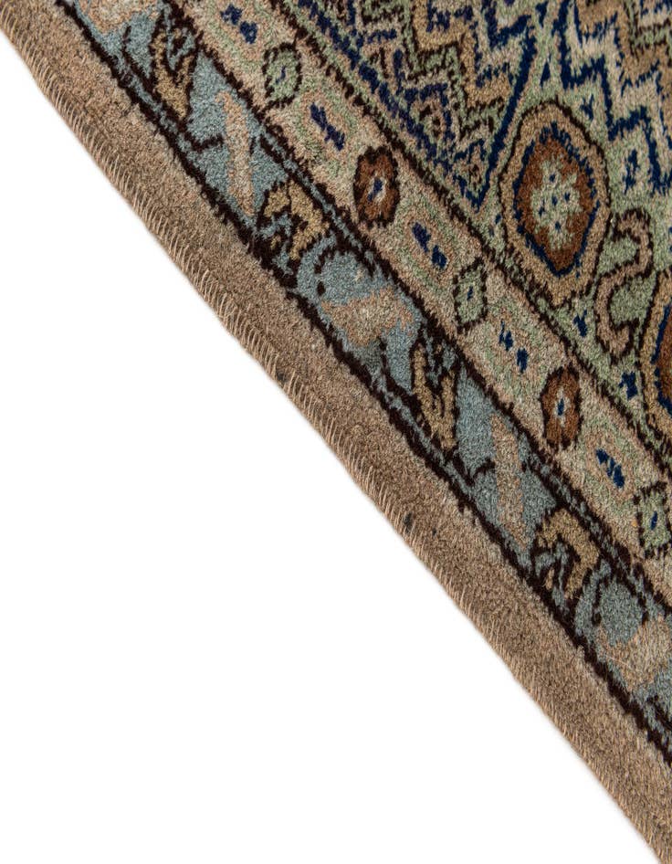 Detail image of  7' 4 x 9' 10  Hand Knotted Shiraz Wool Rug