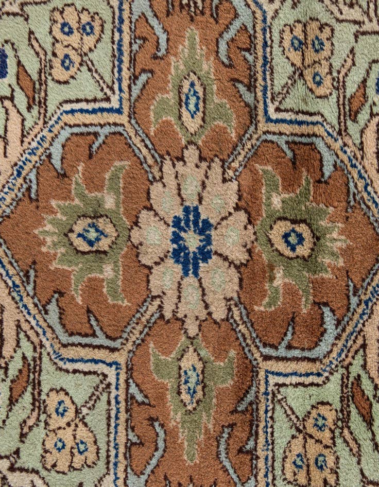 Detail image of  7' 4 x 9' 10  Hand Knotted Shiraz Wool Rug