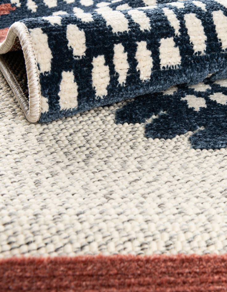 Detail image of  3' 3 x 3' 3  Washable Belize Indoor / Outdoor Round Rug