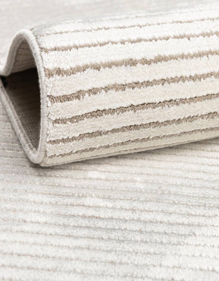 Detail image of  2' 6 x 4' Noble Runner Rug