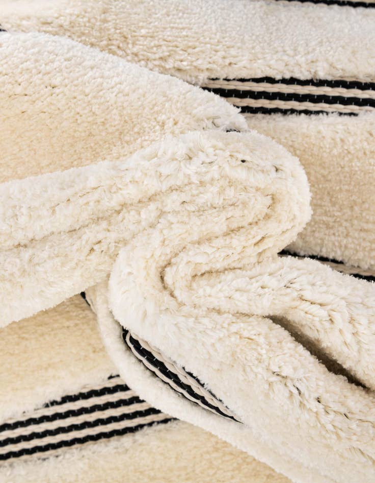 Detail image of  7' 10 x 7' 10 Prismatic Round Rug