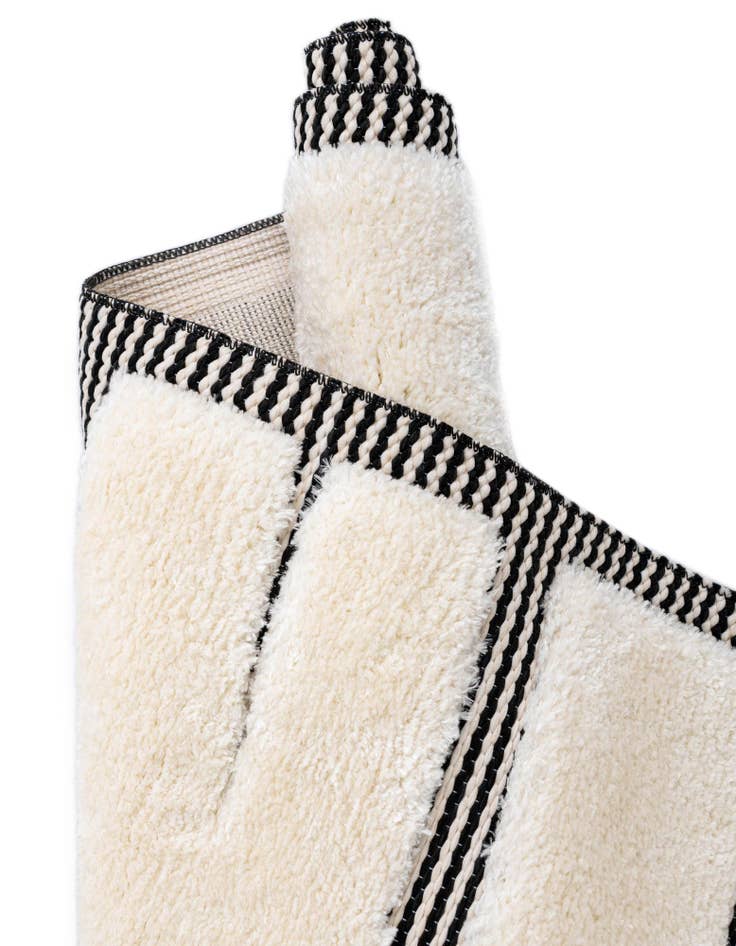 Detail image of  7' 10 x 7' 10 Prismatic Round Rug