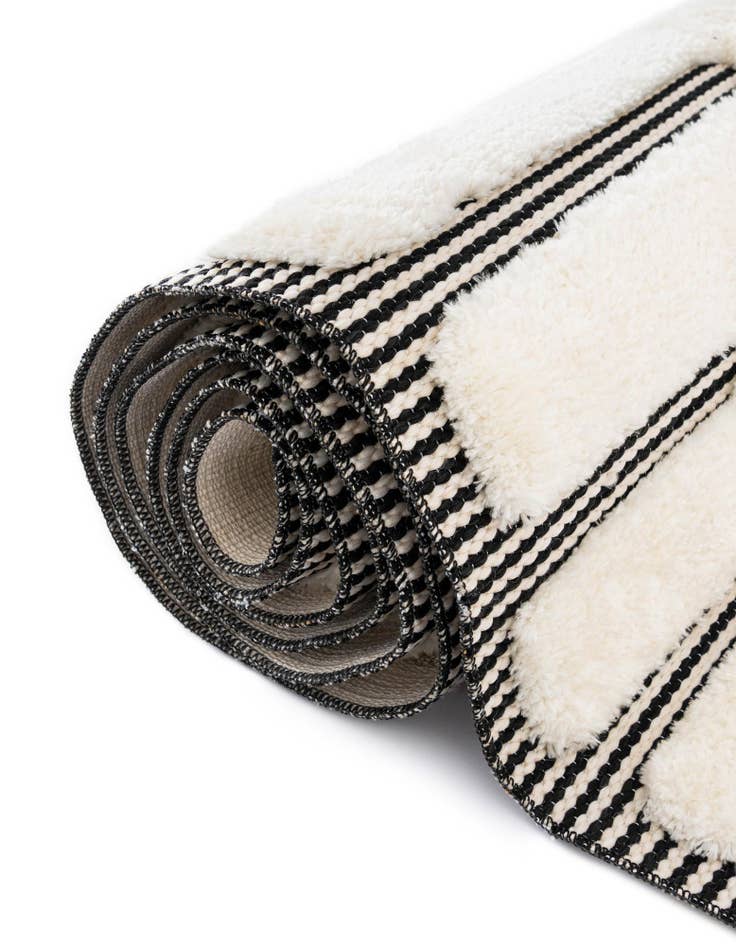 Detail image of  7' 10 x 7' 10 Prismatic Square Rug