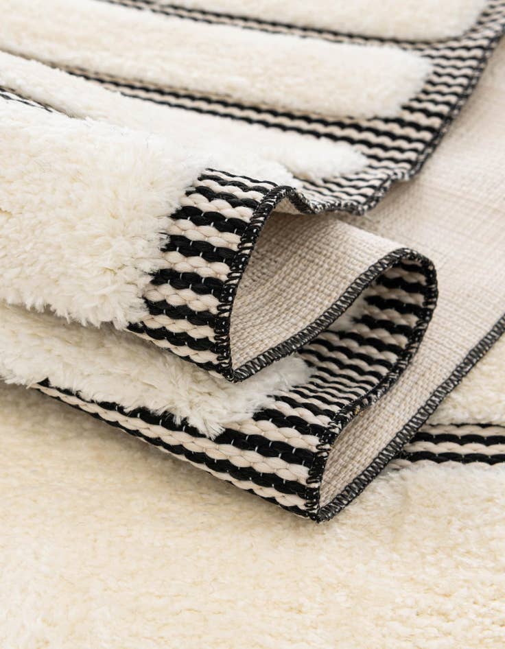 Detail image of  7' 10 x 7' 10 Prismatic Square Rug