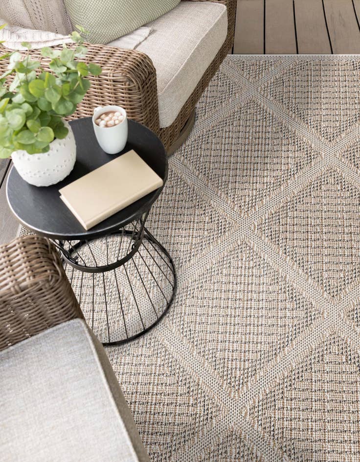 Detail image of  4' 1 x 6' 1  Washable Lattice Indoor / Outdoor Rug