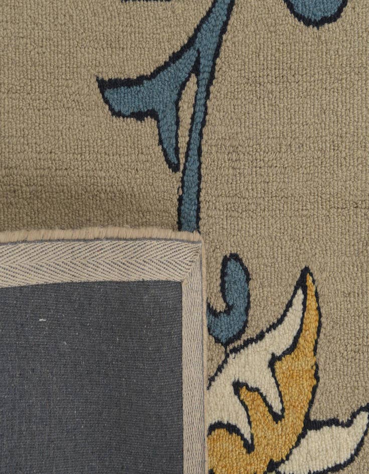 Detail image of  5' 1 x 8' Agra Wool Rug